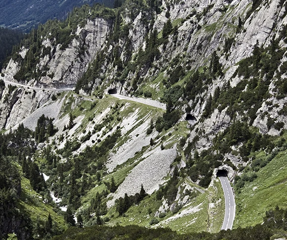 Górska droga z tunelami w austriackich Alpach, rejon Hohe Wand i Rax