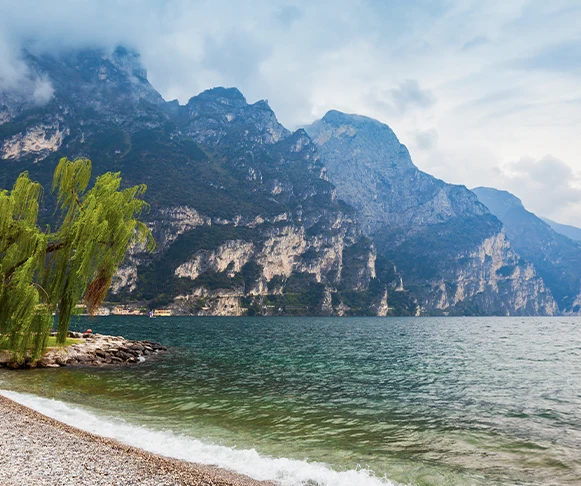 Jezioro Garda i skaliste zbocza nad Riva del Garda we Włoszech